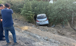 Serik’te kontrolden çıkan otomobil şarampole yuvarlandı