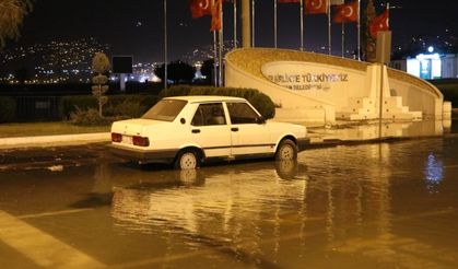 Deprem sonrası İskenderun'da Deniz Taştı