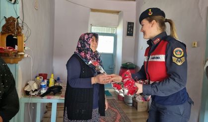 Jandarma ekipleri depremzede kadınları unutmadı