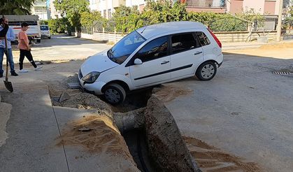 Manavgat'ta otomobil çukura düştü