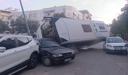 Kaza Yapan Otel Servisi, Park Halindeki Araçların Üzerine Devrildi