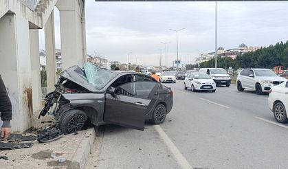 Çarpışan İki Araçtan Biri Üst Geçidin Ayaklarına Çarptı: 1 Ağır Yaralı