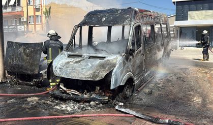 Park Halindeki Otomobil ve Midibüs Alev Alev Yandı
