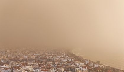 Antalya’da Sahra Tozu Çamur Yağmuruna Dönüştü