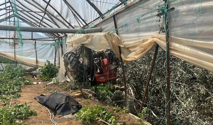 Traktör Yol Kenarındaki Seraya Devrildi: 1 Ölü