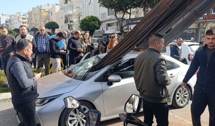 Kamyondaki Demirler Otomobile ‘Ok’ Gibi Saplandı
