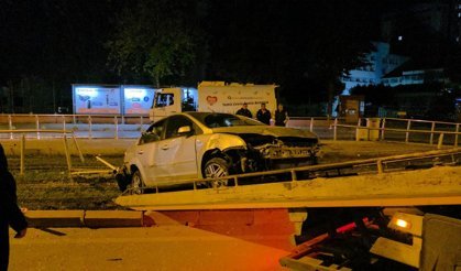 Antalya'da Alkollü Sürücü Tramvay Durağına Daldı