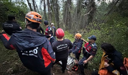 Antalya’da Uçurumdan Düşen Adam Yaralı Kurtarıldı