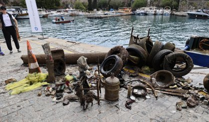 Büyükşehir'den Yat Limanı'nda Deniz Dip Temizliği