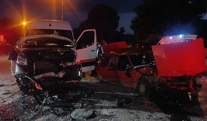 Manavgat'ta Tur Minibüsü İle Otomobil Çarpıştı: 4 Yaralı