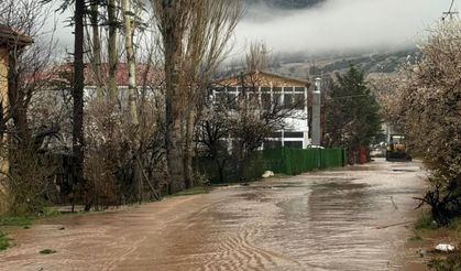 Antalya'da Dereler Taştı, Tarım Alanlarını Su Altında Kaldı