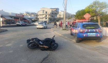 Otomobille Çarpışan Motosiklettekiler Savruldu: 2 Ağır Yaralı