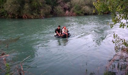 Yükselen Sularda Mahsur Kalan 2 Çocuğu Şambrelle Kurtardı