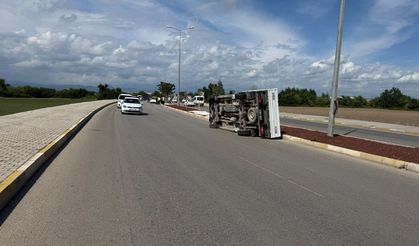 Antalya'da Otomobil İle Kamyonet Çarpıştı: 7 Yaralı