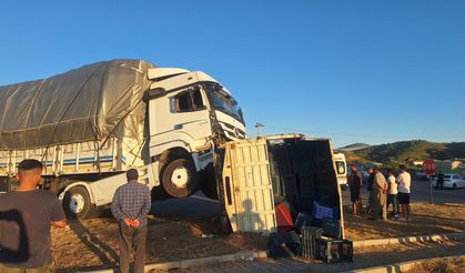 Manavgat’ta tır ile kamyonet çarpıştı