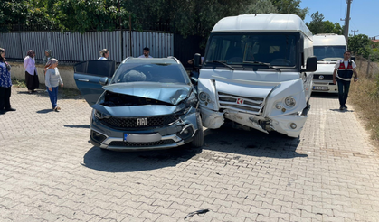 Antalya’da Okul Servisi Otomobille Çarpıştı