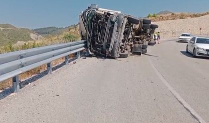Antalya-Konya yolunda tır devrildi