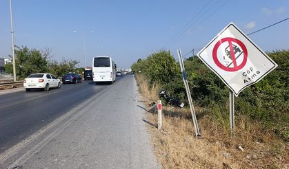 Tabelaya çarpan motosikletliyi kask kurtardı