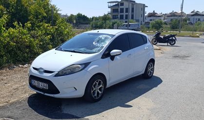 Motosikletli öfkesini otomobilin camından çıkardı