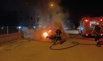 Seyir halindeki otomobil alev topuna döndü