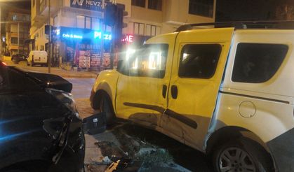 Antalya'da iki hafif ticari araç kavşakta çarpıştı
