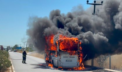 Antalya’da yolcu midibüsü alev alev yandı