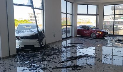 Çarpışmanın şiddetiyle iki ayrı kapıdan iş yerine girdiler