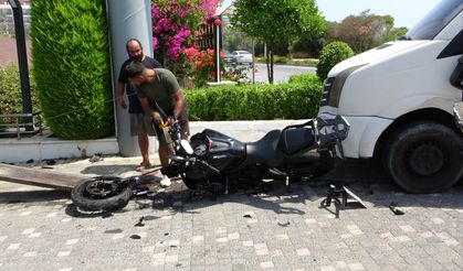 Tur midibüsüyle çarpışan motosiklettekiler yola savruldu