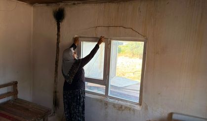 Antalya'da hortumun evsiz bıraktığı aile korkudan eve giremiyor