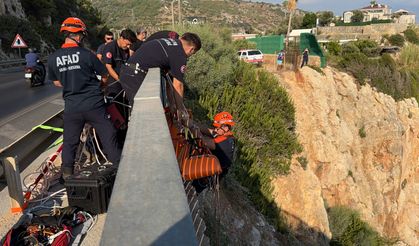 Deniz keyfi kabusa döndü, kayalıklarda mahsur kaldı