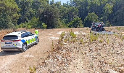 Denetimi görünce motosikletini ormanlık alana bırakıp kaçtı