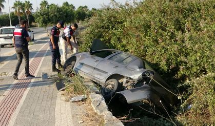 Otomobil yayaya çarpıp şarampole devrildi