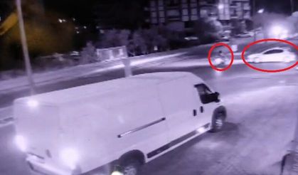 Otomobille çarpışan motosikletli yola savruldu