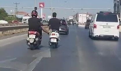 Seyir halindeyken önündeki motosikleti ayağıyla itti