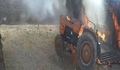Traktör kısa devre yaptı, alevler saman ve hayvanlara sıçradı