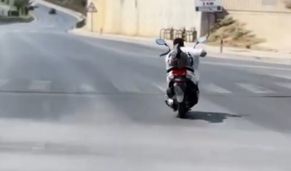 Alanya'da motosikletlinin tehlikeli hareketleri kamerada