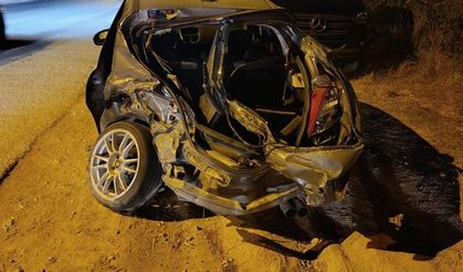 Manavgat'ta karşı şeride geçen otomobil otobüse çarptı