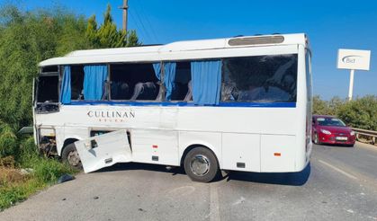 Tur otobüsü ile servis minibüsü çarpıştı: 6 yaralı