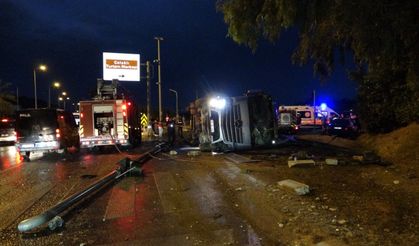 Antalya'da tır devrildi: Durakta bekleyen 2 kişi hayatını kaybetti