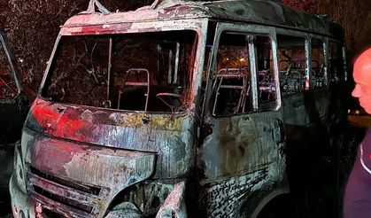 Antalya'da park halindeki minibüs yandı