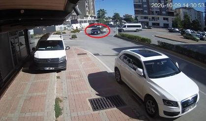 Antalya'da otomobil ile motosikletin çarpışma anı kamerada