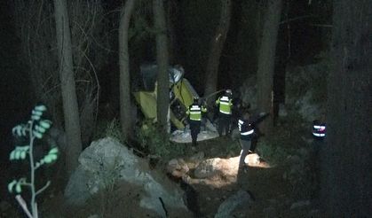 Antalya'da araç 50 metrelik uçuruma yuvarlandı: 2 ölü, 4 yaralı