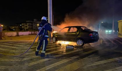 İki otomobil çarpıştı: Direğe çarpan araç alev aldı
