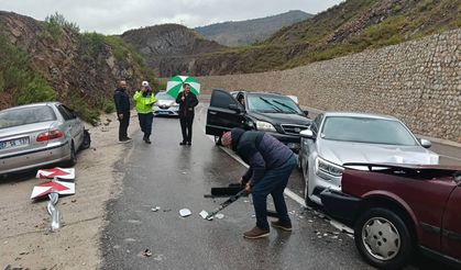 Manavgat’ta 3 araçlı zincirleme kaza