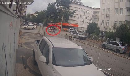 Kazadan saniyeler önce bebek arabasıyla geçti, kıl payı kurtuldu