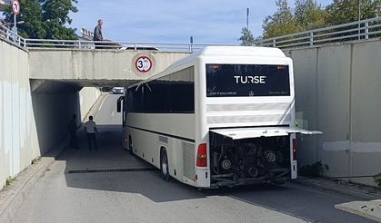 Alt geçide sıkışan tur otobüsünü 2 vinç 3 saatte güçlükle çıkardı