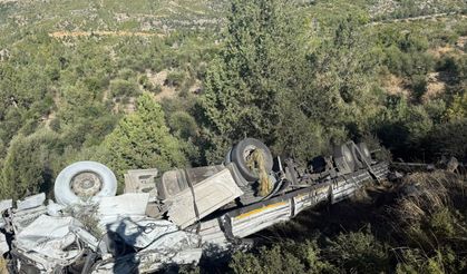 Antalya'da kömür yüklü tır şarampole devrildi