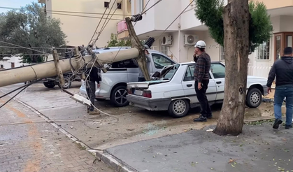Devrilen elektrik direği otomobile çivi gibi saplandı