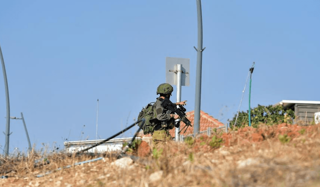 İsrail askerleri Gazze sınırında tetikte
