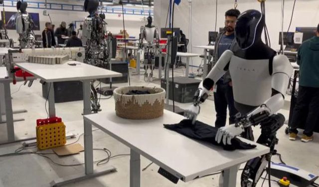 Elon Musk'ın  robotu tişört katlıyor